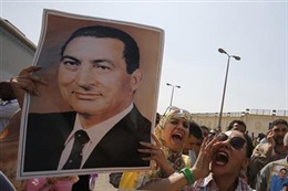 Ai Cập hoãn xét xử ông Mubarak và thủ lĩnh MB